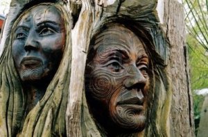 294841-maori-carvings-of-a-man-and-a-woman-s-face--new-zealand